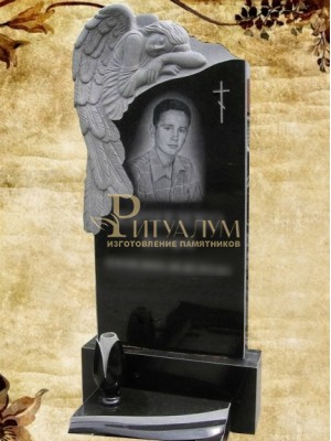 Памятник резной из гранита ЧПУ «Скорбящий с розами» — ritualum.ru